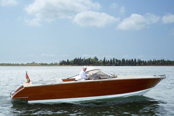 Tour 7 hours islands of the Venice Lagoon by rental speedboat