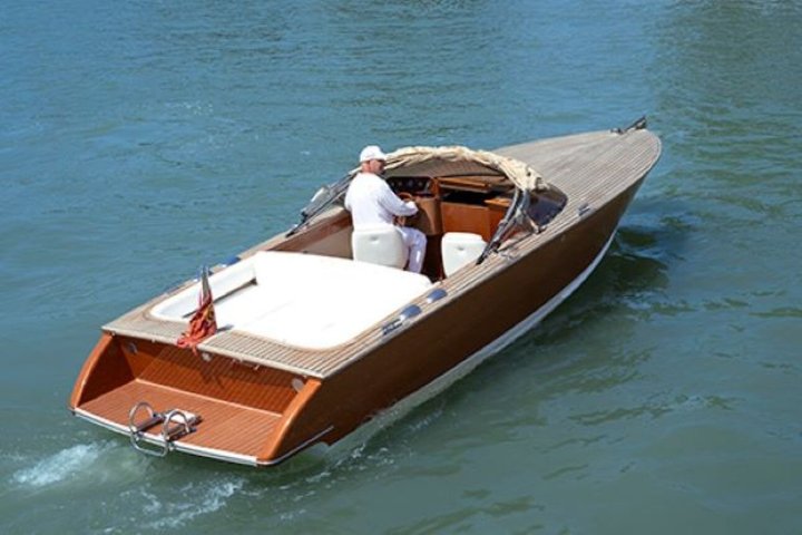 Tour 7 hours islands of the Venice Lagoon by rental speedboat