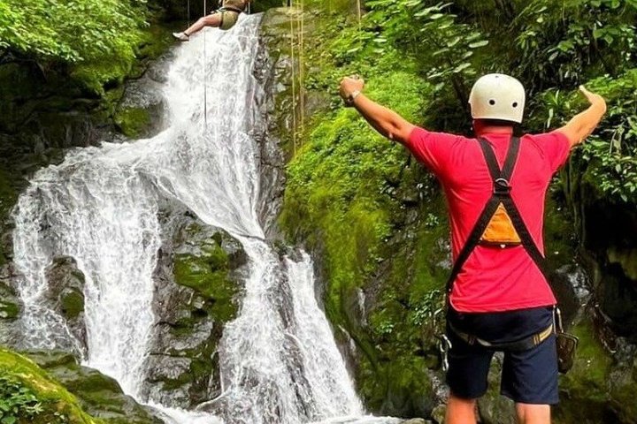 18-Zipline Adventure Over 11 Waterfalls in Costa Rica