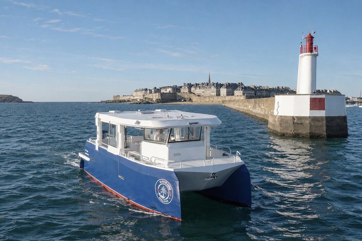 One hour boat trip with a local (Commented FR & EN)