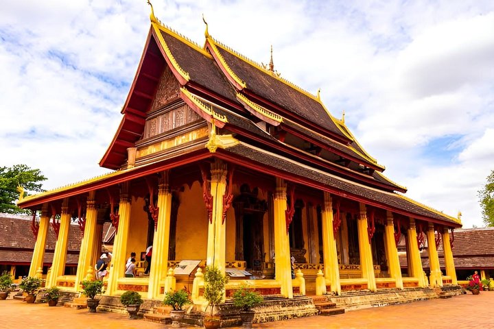 Vientiane Private Full-Day Tour with Buddha Park and Lunch