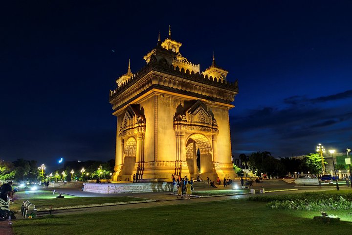 Vientiane Private Full-Day Tour with Buddha Park and Lunch