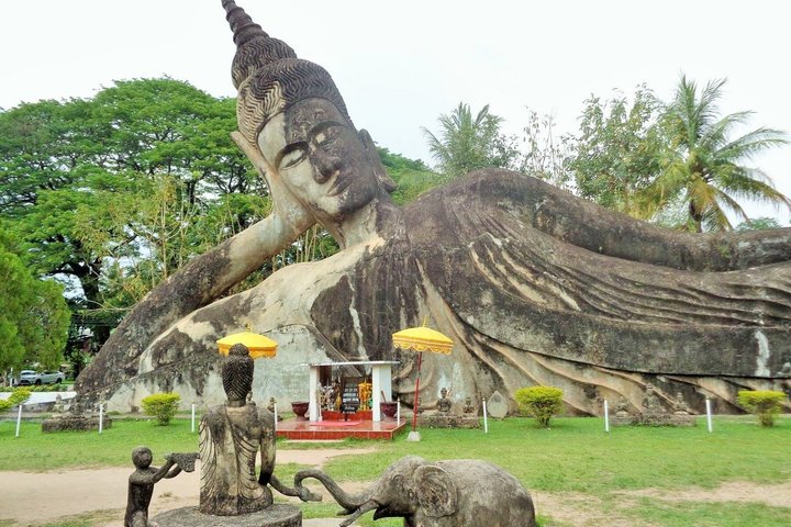 Vientiane Private Full-Day Tour with Buddha Park and Lunch