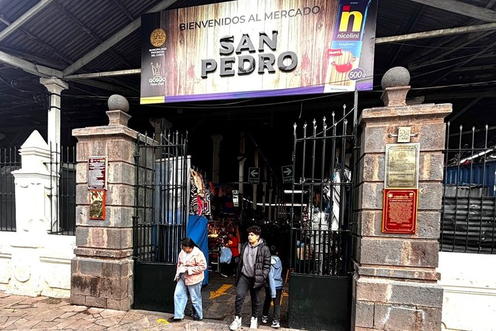 Peruvian Cooking Class Cocktails and Market Tour in Cusco