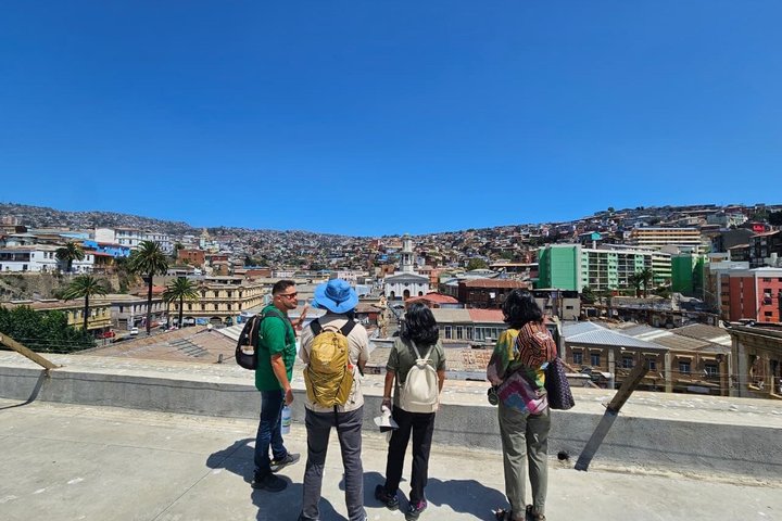 Walking Tour at Valparaiso and Viña with Lunch Starts in Santiago