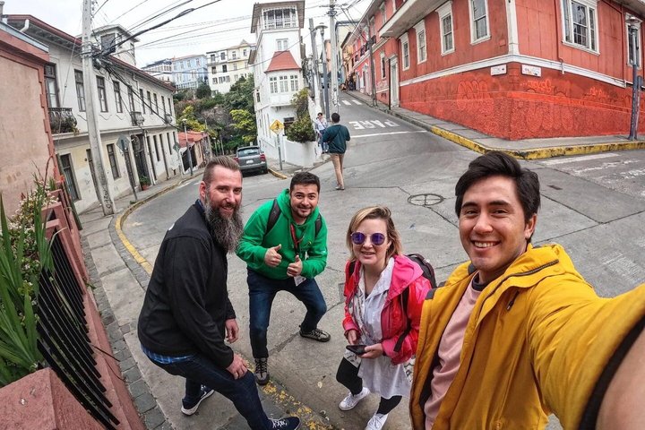 Walking Tour at Valparaiso and Viña with Lunch Starts in Santiago