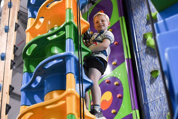 Weekend and Holiday Climb - Climb Quest Milton Keynes