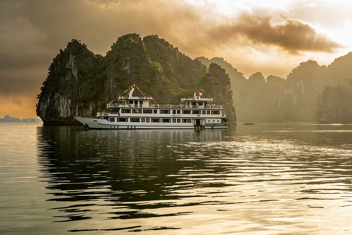 3-Day 2-Night Bai Tu Long Bay Cruise – Kayaking & Hidden Caves