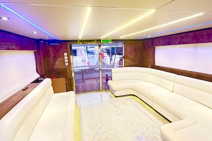 Dubai Marina: Luxury Sunset Yacht Tour with Snacks and Drinks