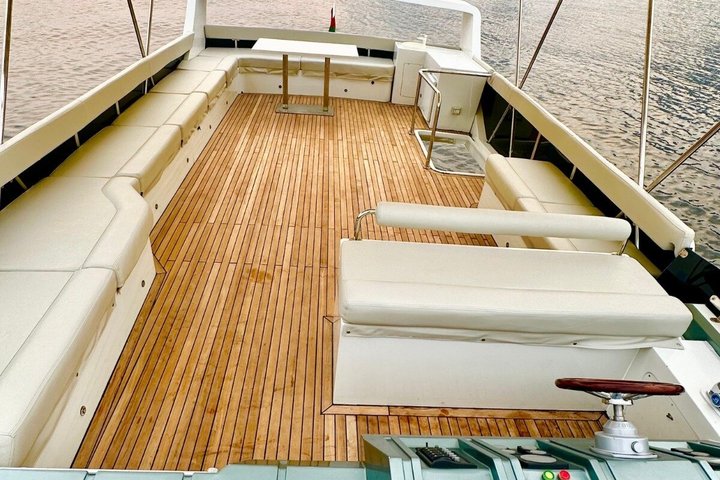 Dubai Marina: Luxury Sunset Yacht Tour with Snacks and Drinks