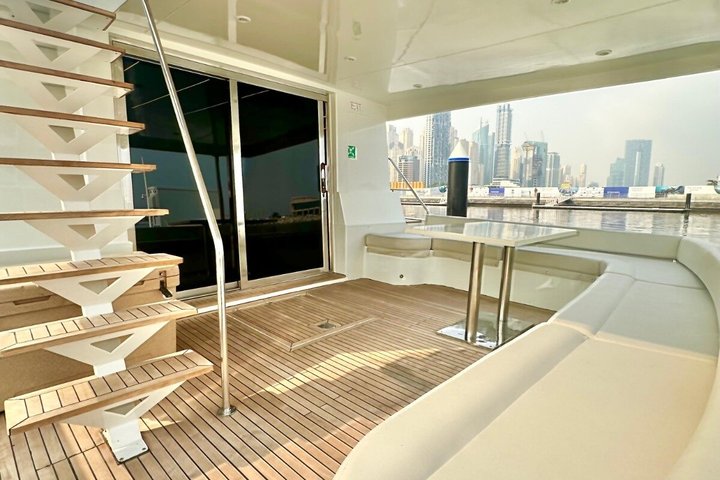 Dubai Marina: Luxury Sunset Yacht Tour with Snacks and Drinks