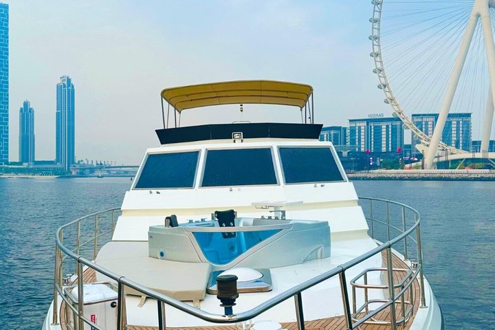 Dubai Marina: Luxury Sunset Yacht Tour with Snacks and Drinks