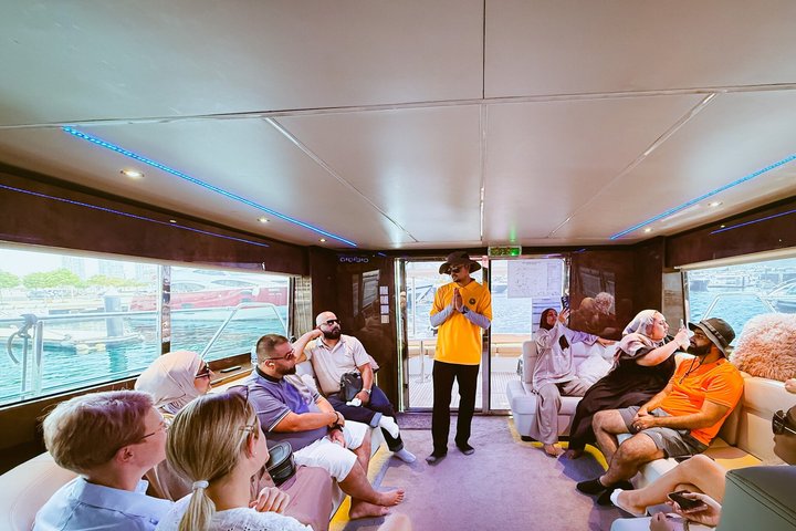Dubai Marina: Luxury Sunset Yacht Tour with Snacks and Drinks