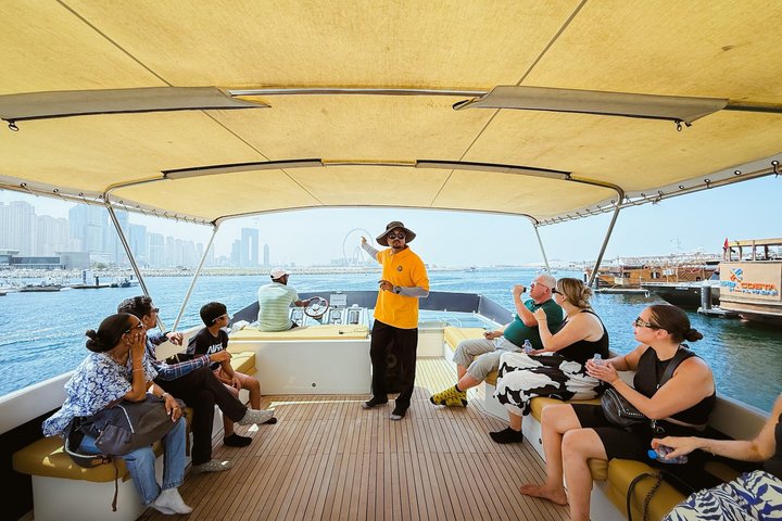 Dubai Marina: Luxury Sunset Yacht Tour with Snacks and Drinks