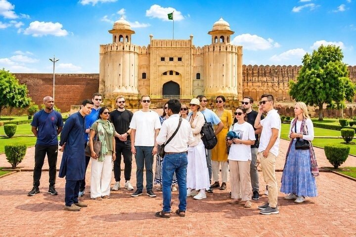 Lahore Private Tour: Fort, Walled City, Badshahi Mosque & Wagah