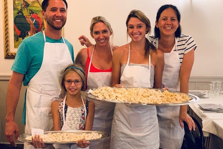Bari: Pasta and Tiramisu Cooking Class with Wine