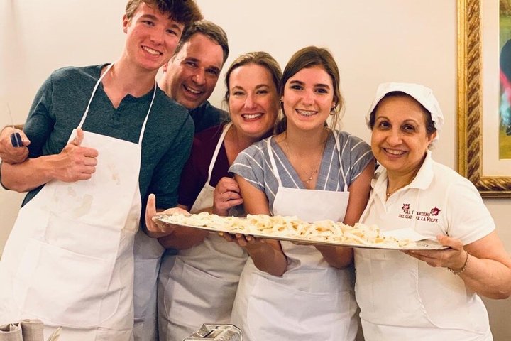 Bari: Pasta and Tiramisu Cooking Class with Wine
