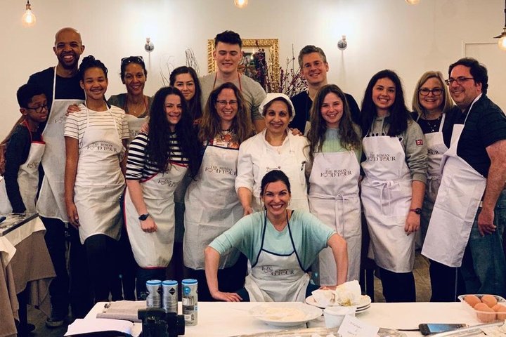 Bari: Pasta and Tiramisu Cooking Class with Wine