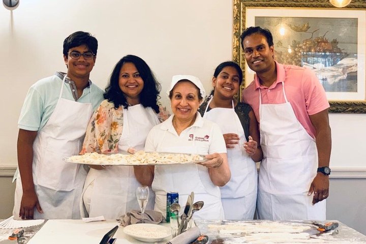 Bari: Pasta and Tiramisu Cooking Class with Wine