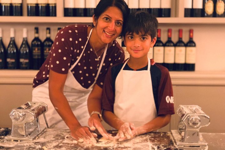 Bari: Pasta and Tiramisu Cooking Class with Wine