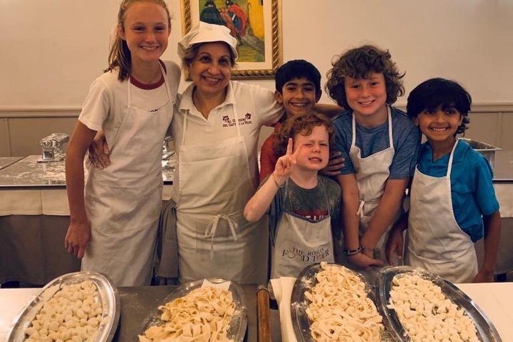 Bari: Pasta and Tiramisu Cooking Class with Wine