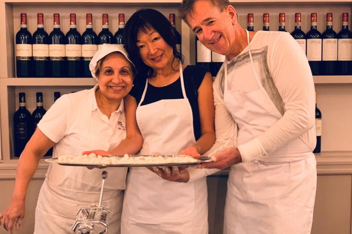 Bari: Pasta and Tiramisu Cooking Class with Wine