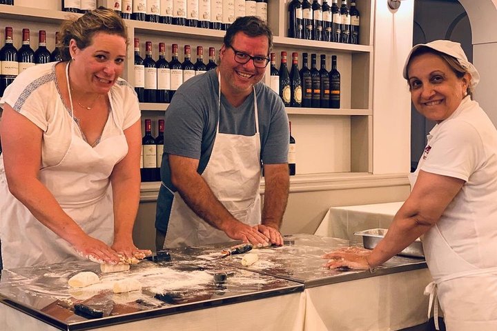 Bologna: Pasta and Tiramisu Small Group Cooking Class with Wine