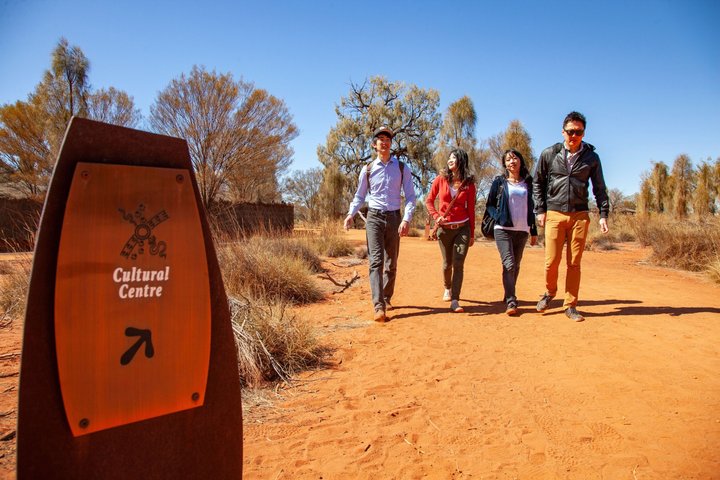 Uluru Day Trip from Alice Springs Including BBQ Dinner