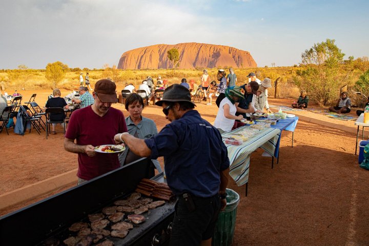 Uluru Day Trip from Alice Springs Including BBQ Dinner