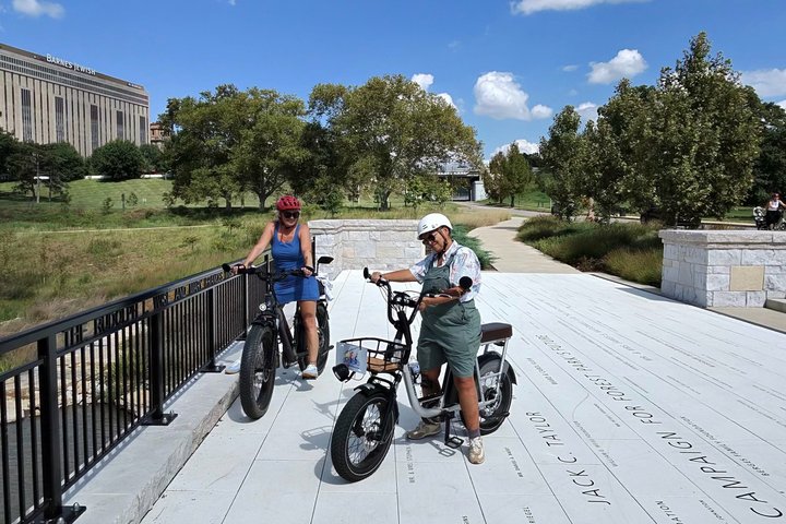 Forest Park E-Bike Tour with Optional Saint Louis Zoo Visit