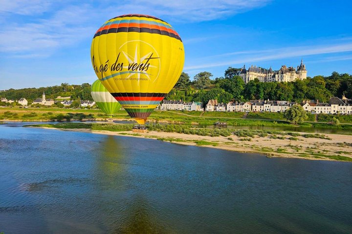 Overview of the Loire Valley and its castles in Hot Air Balloon