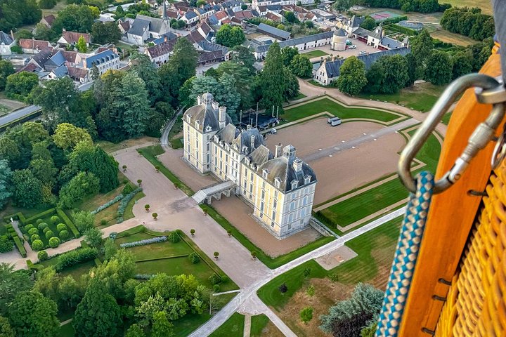Overview of the Loire Valley and its castles in Hot Air Balloon