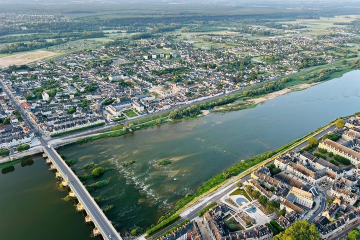 Overview of the Loire Valley and its castles in Hot Air Balloon