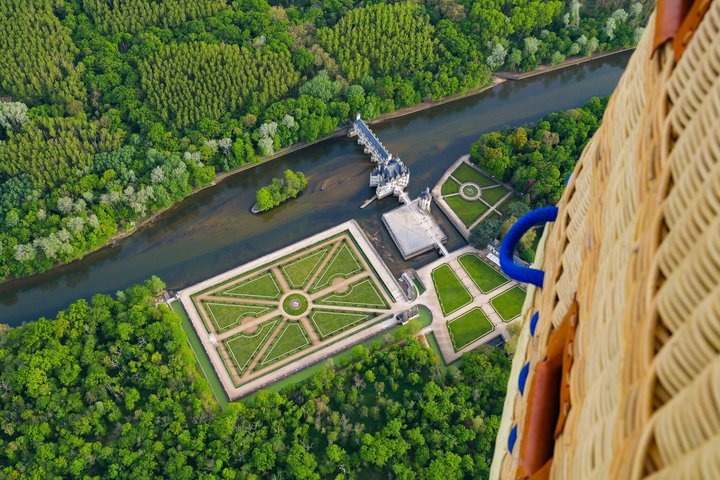 Overview of the Loire Valley and its castles in Hot Air Balloon