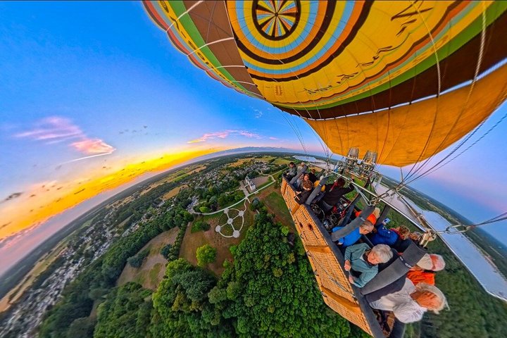 Overview of the Loire Valley and its castles in Hot Air Balloon