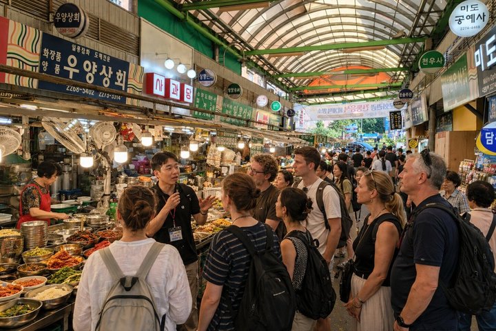 Small Group Seoul Highlight Tour opt. Hanbok & Tea Ceremony