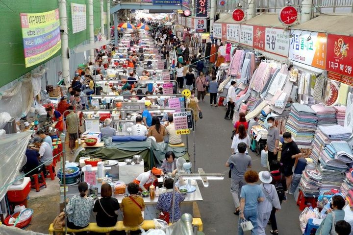 Daegu's Top Attractions on a private tour with a Licensed guide