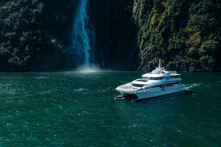 Milford Sound Flight and Cruise Tour from Queenstown